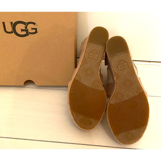 UGG(アグ)のnikota様専用　新品未使用　uggサンダル　ベージュ　8 レディースの靴/シューズ(サンダル)の商品写真