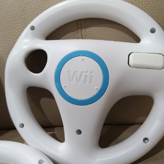 Wii(ウィー)のマリオカートハンドル３個 エンタメ/ホビーのゲームソフト/ゲーム機本体(家庭用ゲーム機本体)の商品写真