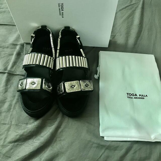 TOGA PULLAのブラック バックル フラット サンダル www.seedsindia.org