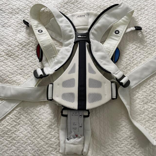 BABYBJORN(ベビービョルン)のベビービョルン　白　メッシュ　抱っこ紐　(ご希望あれば＋ファミリアベルトカバー) キッズ/ベビー/マタニティの外出/移動用品(抱っこひも/おんぶひも)の商品写真