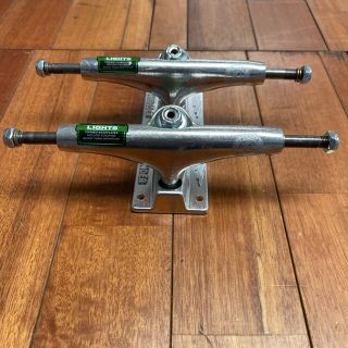 スケートボード　THUNDER TRUCK LIGHT 2 HI 147 新品！(スケートボード)