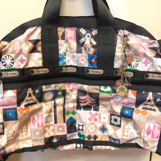 LeSportsac(レスポートサック)のLeSportsac×Disneyボストンバッグ ポーチ キーホルダーチャーム付 レディースのバッグ(ショルダーバッグ)の商品写真