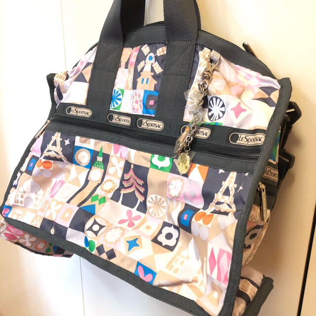 LeSportsac(レスポートサック)のLeSportsac×Disneyボストンバッグ ポーチ キーホルダーチャーム付 レディースのバッグ(ショルダーバッグ)の商品写真