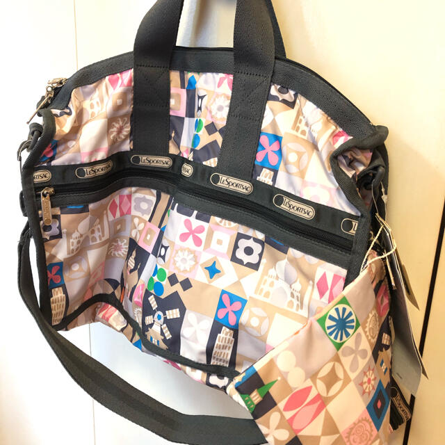 LeSportsac(レスポートサック)のLeSportsac×Disneyボストンバッグ ポーチ キーホルダーチャーム付 レディースのバッグ(ショルダーバッグ)の商品写真