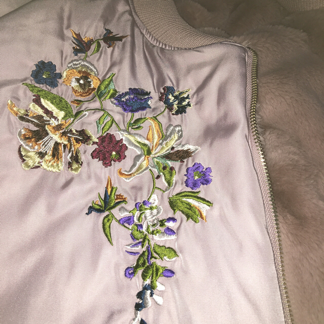 EVRIS(エヴリス)の♡様専用 刺繍リバーシブルMA-1とテーブル レディースのジャケット/アウター(ブルゾン)の商品写真