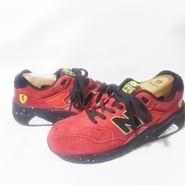 New Balance(ニューバランス)の限定希少コラボ!フェラーリ×ニューバランス580高級スニーカー!入手困難 メンズの靴/シューズ(スニーカー)の商品写真