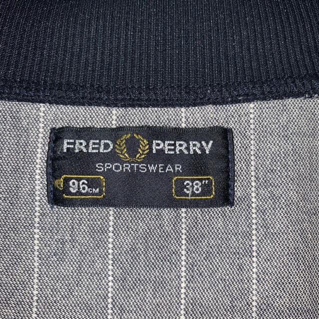 FRED PERRY(フレッドペリー)のフレッドペリー　トラックジャケット　ジャージ　ピンストライプ柄　ワンポイント刺繍 メンズのトップス(ジャージ)の商品写真