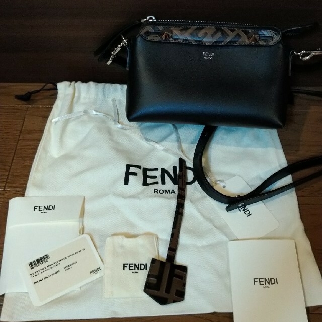 FENDI(フェンディ)のフェンディ　FENDI バイザウェイ　ミニ　黒　BY THE WAY MINI レディースのバッグ(ショルダーバッグ)の商品写真