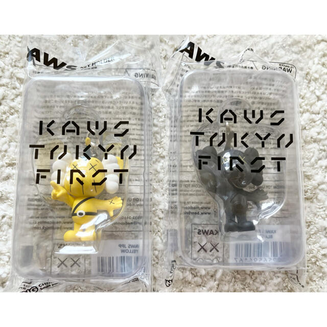 MEDICOM TOY(メディコムトイ)のKAWS TOKYO FIRST JPP KEYHOLDER 2点セット 人気！ エンタメ/ホビーのアニメグッズ(キーホルダー)の商品写真