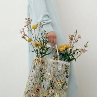 ザラ(ZARA)のzara ザラ　フラワー　刺繍　バッグ(ハンドバッグ)