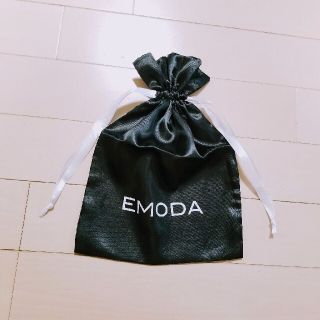 エモダ(EMODA)の①新品 EMODA サテン 黒×白ロゴ巾着袋 エモダ プレゼント ポーチ(ポーチ)