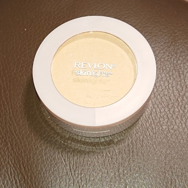 REVLON(レブロン)のレブロン スキンライトプレストパウダー 101 コスメ/美容のベースメイク/化粧品(ファンデーション)の商品写真