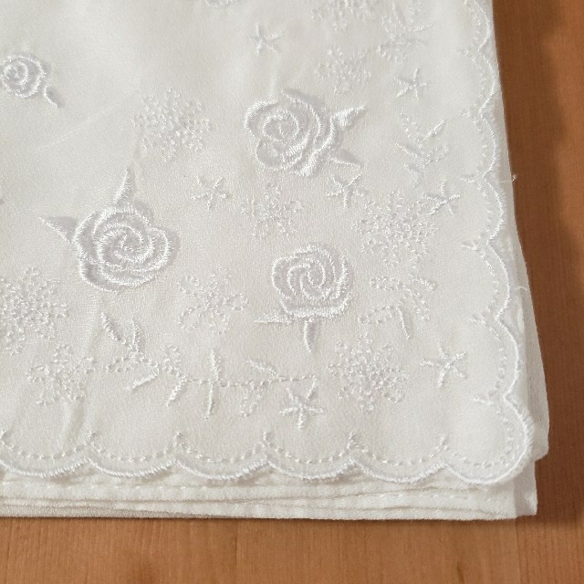ブライダルハンカチ　白　バラ　刺繍 レディースのファッション小物(ハンカチ)の商品写真