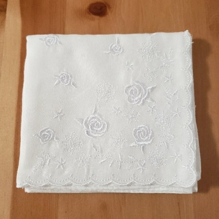 ブライダルハンカチ　白　バラ　刺繍(ハンカチ)