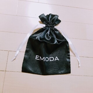 エモダ(EMODA)の②新品 EMODA サテン 黒×白 ロゴ 巾着袋 エモダ プレゼント(ポーチ)