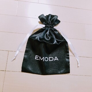 エモダ(EMODA)の③新品 EMODA サテン 黒×白 ロゴ 巾着袋 エモダ プレゼント(ポーチ)