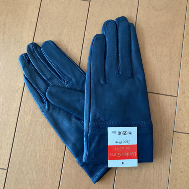 新品　レザーグローブ　手袋　ネイビー　Mサイズ レディースのファッション小物(手袋)の商品写真