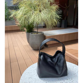 トゥモローランド(TOMORROWLAND)のleather box hand bag  ブラック TICHECA 完売(ハンドバッグ)