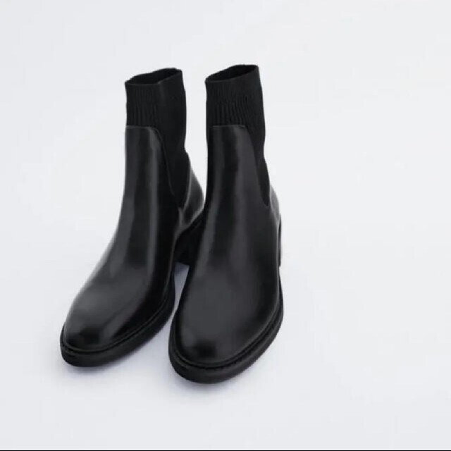 ZARA(ザラ)の【美品】ZARA　ソックス付きフラットショートブーツ　size36 レディースの靴/シューズ(ブーツ)の商品写真