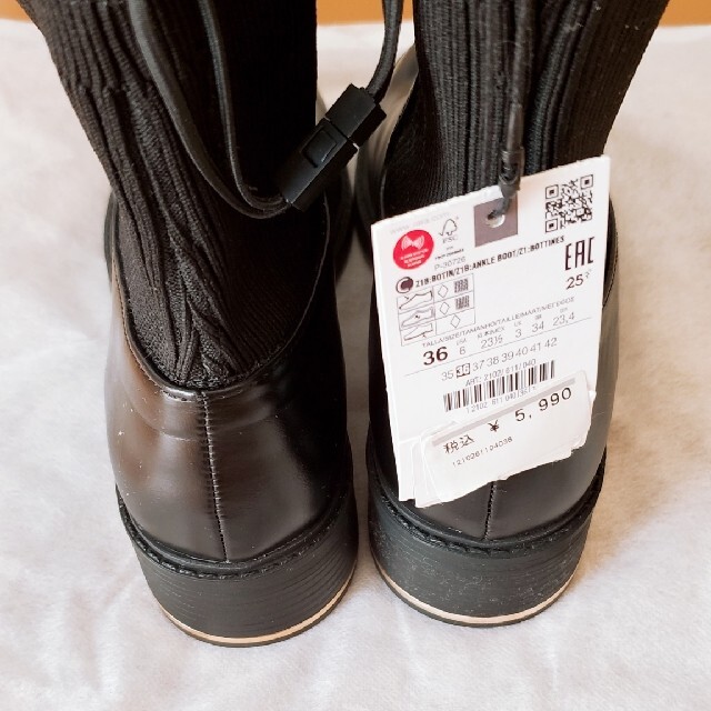 ZARA(ザラ)の【美品】ZARA　ソックス付きフラットショートブーツ　size36 レディースの靴/シューズ(ブーツ)の商品写真