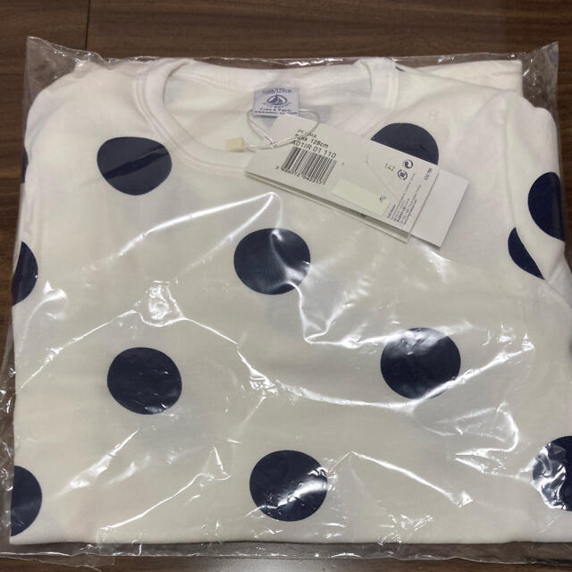 PETIT BATEAU(プチバトー)の専用　プチバトー　新品タグ付きパジャマ　6ans＆10ans キッズ/ベビー/マタニティのキッズ服女の子用(90cm~)(パジャマ)の商品写真