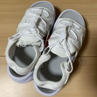 ナイキ(NIKE)のNIKE KOKO SANDAL 25cm 白　新品(サンダル)