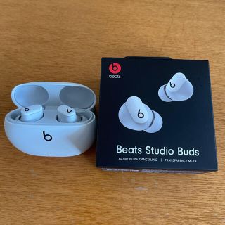 ビーツバイドクタードレ(Beats by Dr Dre)の【値下げ】beats studio buds ホワイト(ヘッドフォン/イヤフォン)