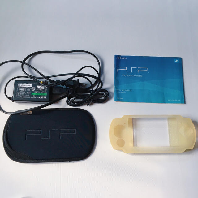 PlayStation Portable(プレイステーションポータブル)の値下げ！【セット】PSP-2000(バッテリーなし)充電器付き ソフト3本 エンタメ/ホビーのゲームソフト/ゲーム機本体(携帯用ゲーム機本体)の商品写真