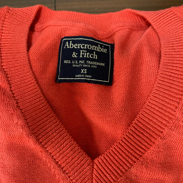 Abercrombie&Fitch(アバクロンビーアンドフィッチ)のアバクロ　ニット　コーラルオレンジ　XSサイズ メンズのトップス(ニット/セーター)の商品写真