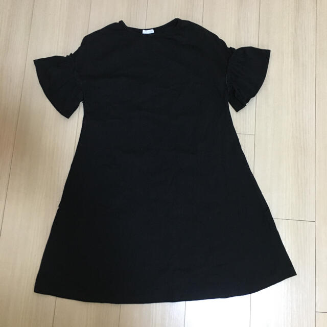 GU(ジーユー)のGU ジーユー　黒　袖フリルワンピース　120 キッズ/ベビー/マタニティのキッズ服女の子用(90cm~)(ワンピース)の商品写真