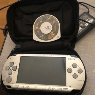 プレイステーションポータブル(PlayStation Portable)のPSP、充電器、モンハンソフトセット(携帯用ゲームソフト)