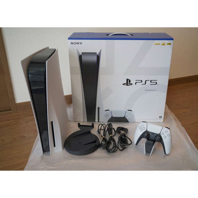 PlayStation(プレイステーション)の中古美品 PS5 CFI-1000A01 充電スタンド付 ps5 エンタメ/ホビーのゲームソフト/ゲーム機本体(家庭用ゲーム機本体)の商品写真