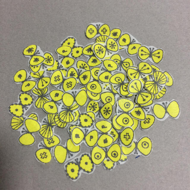 mina perhonen(ミナペルホネン)のミナペルホネン choucho-yellow フレークシール 60枚  ハンドメイドの生活雑貨(その他)の商品写真