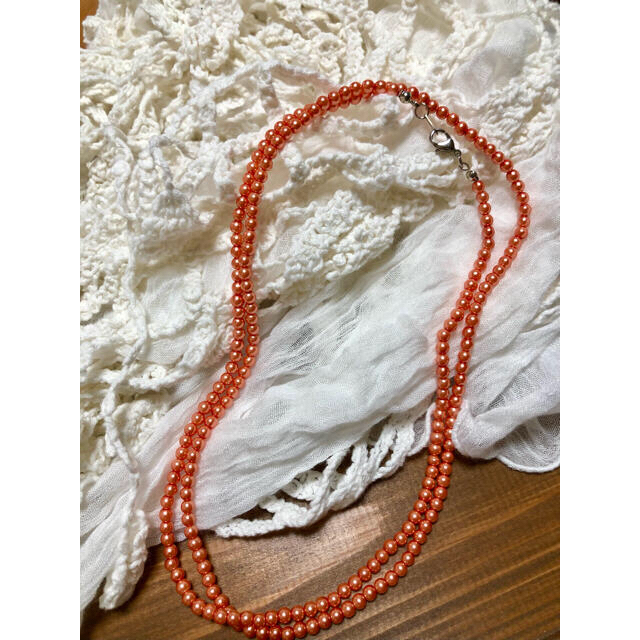 送料込・オレンジパールの上品なネックレス・長さ89㎝ ハンドメイドのアクセサリー(ネックレス)の商品写真