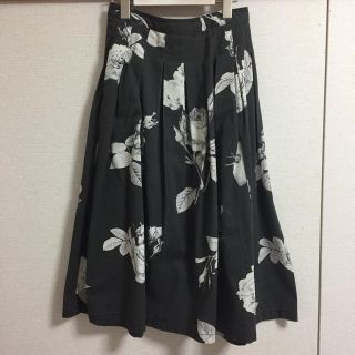 マウジー(moussy)のMOUSSY 薔薇柄ミモレ丈スカート(ひざ丈スカート)