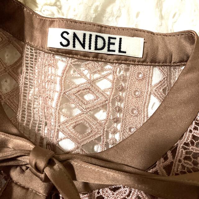 SNIDEL(スナイデル)の［じゅん様専用］SNIDEL スナイデル　レースフリルブラウス　正規品 レディースのトップス(シャツ/ブラウス(半袖/袖なし))の商品写真