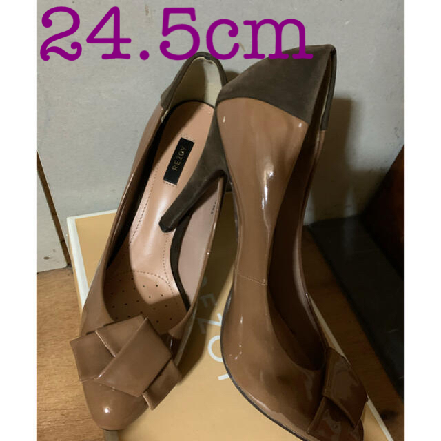 REZOY(リゾイ)のREZOY ベージュ　エナメルリボン　ヒール　24.5cm レディースの靴/シューズ(ハイヒール/パンプス)の商品写真