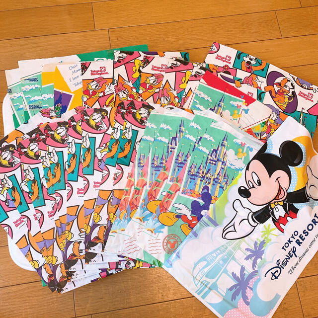 Disney ディズニー お土産袋とハンカチの通販 By Taka S Shop ディズニーならラクマ