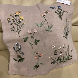 シマムラ(しまむら)の★最終値下げ★クッションカバー　お花　刺繍(クッションカバー)