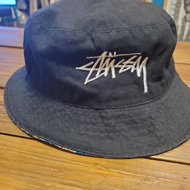 STUSSY(ステューシー)のstussy バケットハット リバーシブル 花柄 レディースの帽子(ハット)の商品写真