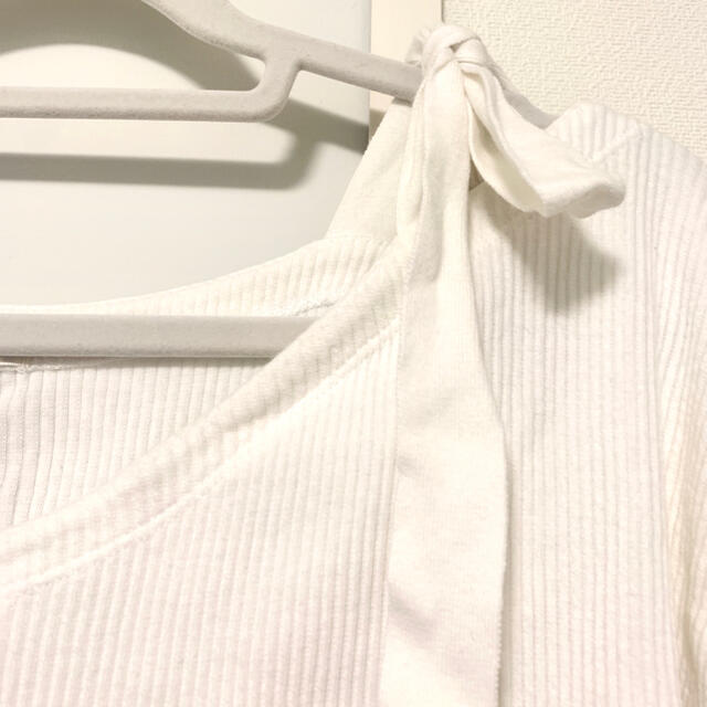 GU(ジーユー)のGU リボン 白 Tシャツ レディースのトップス(Tシャツ(半袖/袖なし))の商品写真