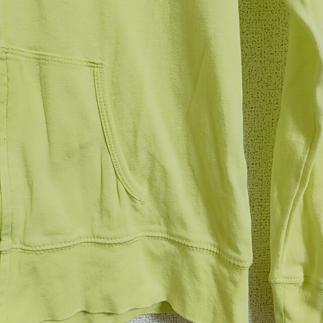 GU(ジーユー)の蛍光イエロー　パーカー　長袖　薄手 レディースのトップス(パーカー)の商品写真
