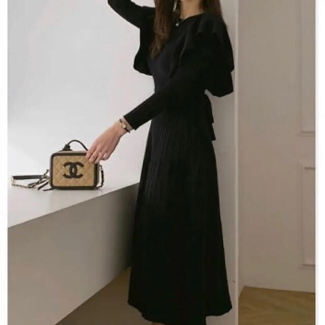 ZARA(ザラ)のフリルワンピース　プリーツワンピース　パフスリーブ　リブニット　長袖　秋冬　秋服 レディースのワンピース(ロングワンピース/マキシワンピース)の商品写真