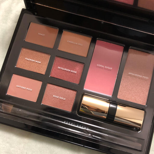 BOBBI BROWN(ボビイブラウン)のデスティネーションビューティーメイクアップパレット ソウルエディション コスメ/美容のキット/セット(コフレ/メイクアップセット)の商品写真