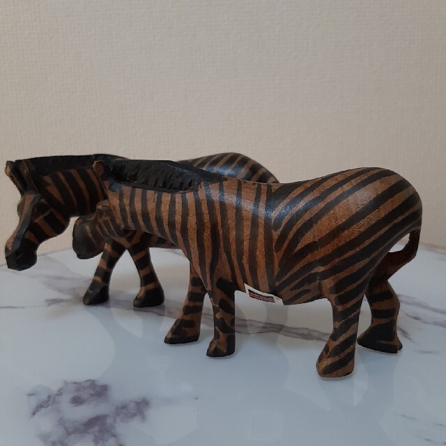 アフリカ製品　🦓🦓二頭　未使用品　ドバイ→エミレーツモール購入　 インテリア/住まい/日用品のインテリア小物(置物)の商品写真