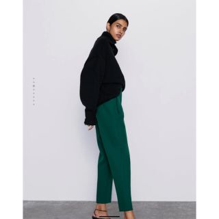 ザラ(ZARA)の【ZARA】ダーツ入りハイウエストパンツ　XSサイズ(カジュアルパンツ)