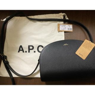 アーペーセー(A.P.C)のAPCアーペーセーショルダーバッグハーフムーンPXBJQF61048 LZZ (ショルダーバッグ)