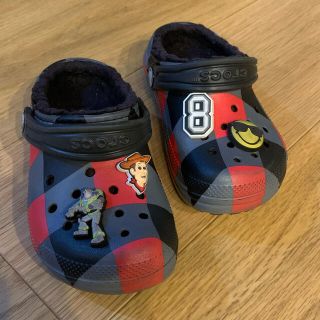 クロックス(crocs)のキッズ　クロックス　サンダル(サンダル)