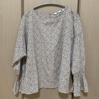 ユニクロ(UNIQLO)のユニクロ　ブラウス　花柄　M(シャツ/ブラウス(長袖/七分))