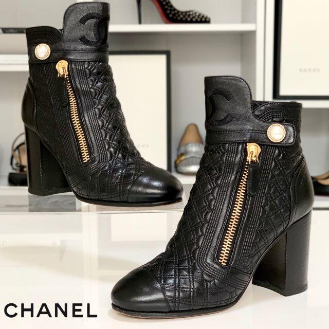 CHANEL(シャネル)の2895 シャネル ココマーク パール レザー ショートブーツ マトラッセ 黒 レディースの靴/シューズ(ブーツ)の商品写真